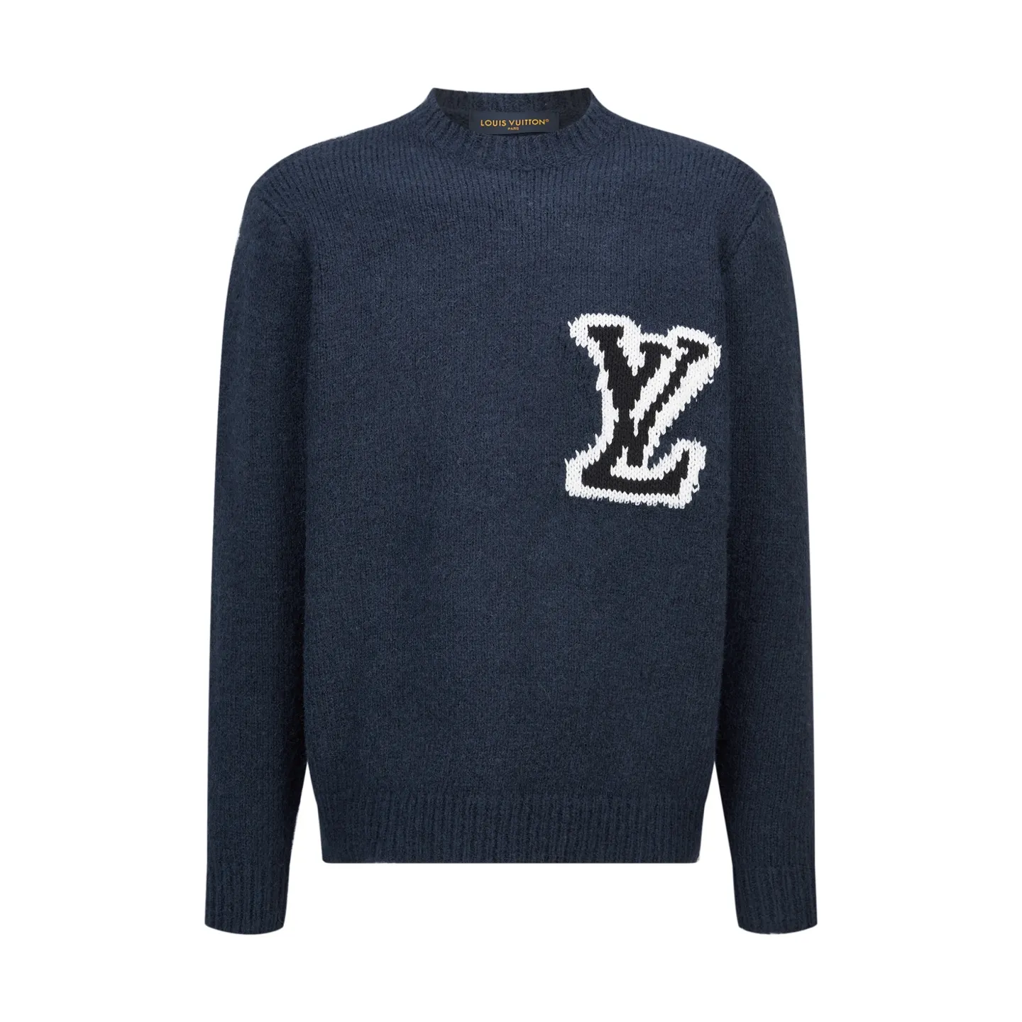 🅿️500 1v 25FW Mirror Logo Intarsia Sweater (Navy Blue) The original version was purchased and developed for 12,200. The fabric is made of 55% blended wool yarn and 45% cotton thread. This fabric has a stiff shape and is not easy to fluff. It is covered with a layer of wool to ensure a smooth and smooth feel. The intarsia is woven using machines imported from Germany, and each line is consistent. Garment wash fixed fit. This crewneck sweater is made from a blend of sheep wool and yak hair, with thick yarns to create a soft texture. The contrasting LV logo is integrated into the knitted fabric, and the mirror-effect logo is cleverly displayed on the rear. The casual and elegant design makes it easy to style your weekend look. Size:S-M-L-XL